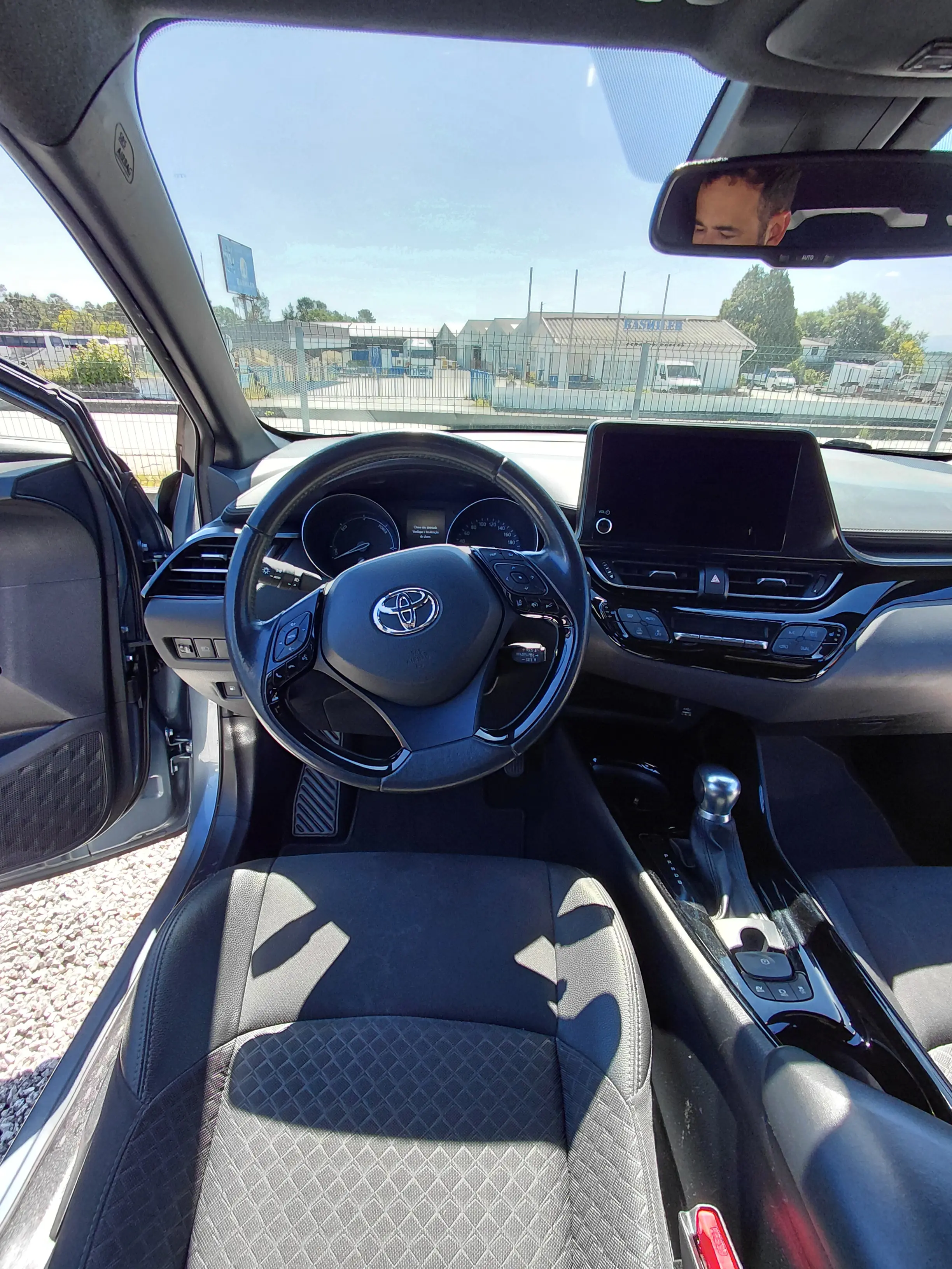 Toyota C-HR Hybrid 2022 — foto 6